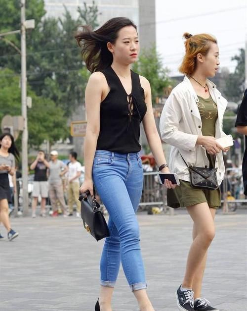 针织|紧身牛仔裤搭配针织背心，时尚干练，外搭小香风外套，颇有名媛