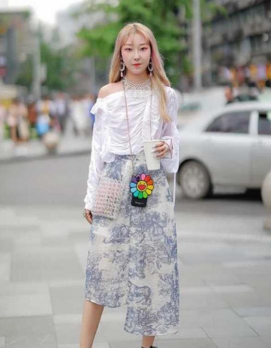 街拍:美女大T恤搭配短裤,身材娇小可人,唯美大气