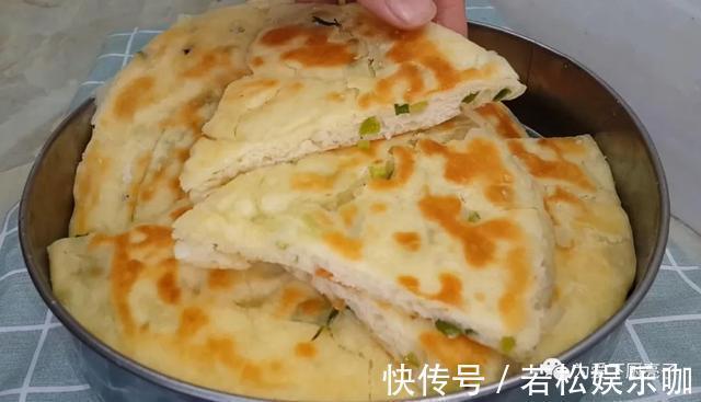 好吃|自制葱油饼的做法,锅里一烙,柔软劲道不油腻,比手抓饼好吃