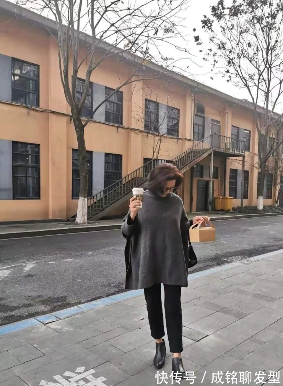 女性|不装嫩不做作,烟管裤+短靴显瘦又优雅,这才是老年人该有的穿搭