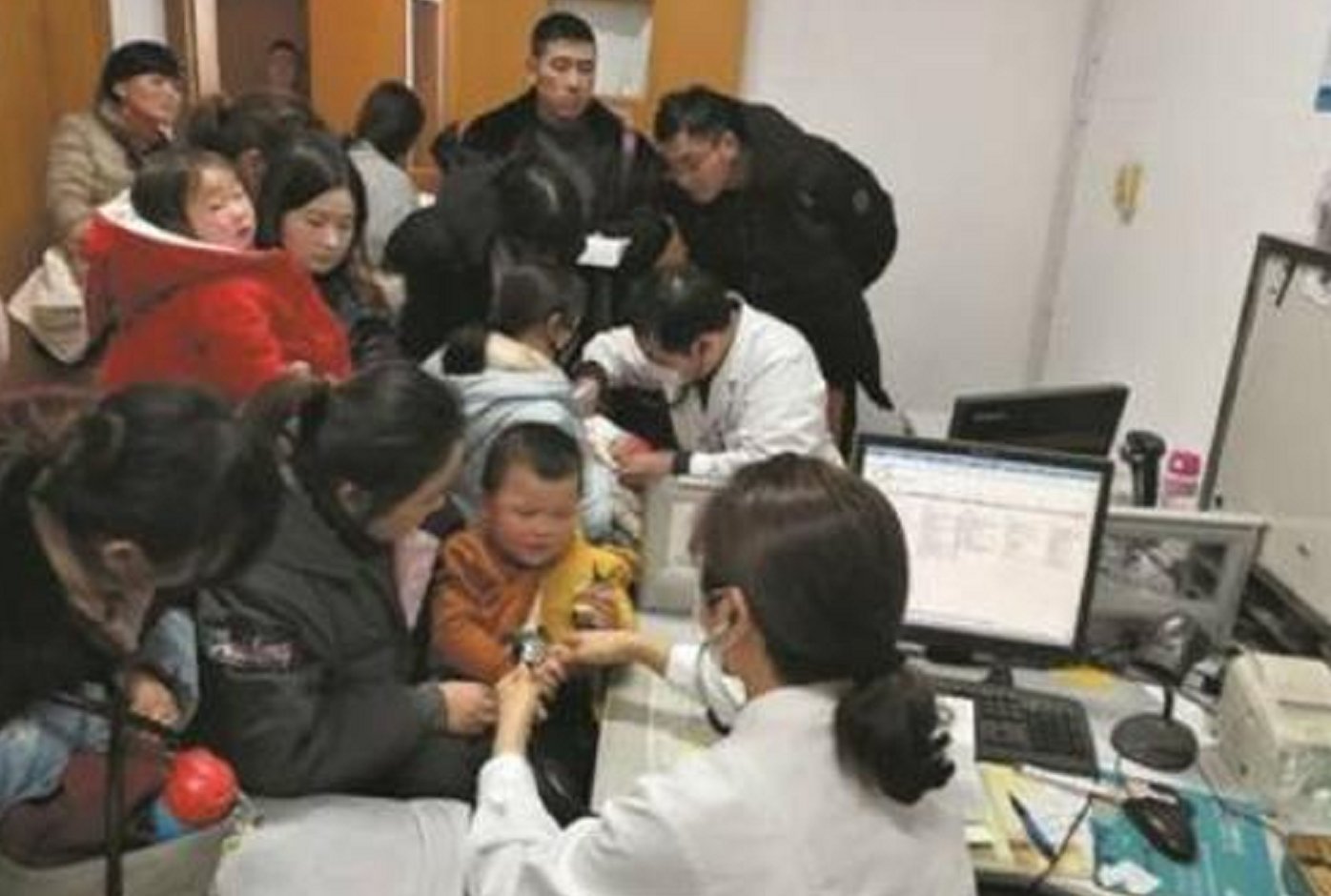 自作自受|孩子高烧医院排队400号,医生只顾打私人电话,网友:自作自受