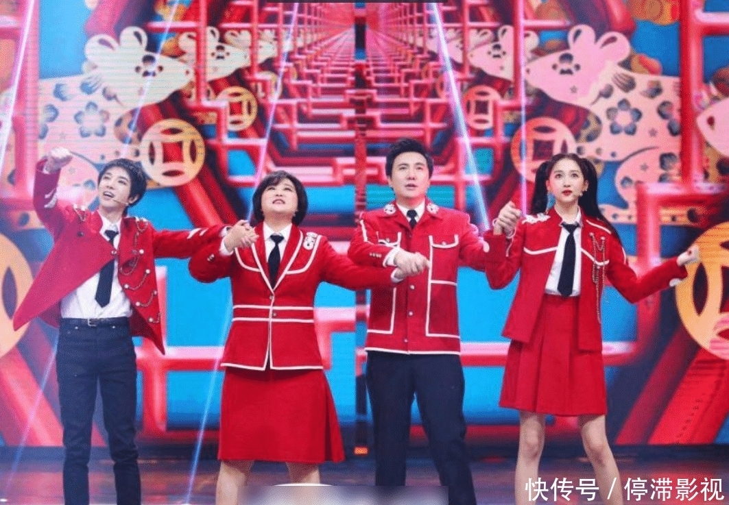 王牌6女神费费终于火了,和关晓彤一起直播,这大长腿我却看愣了