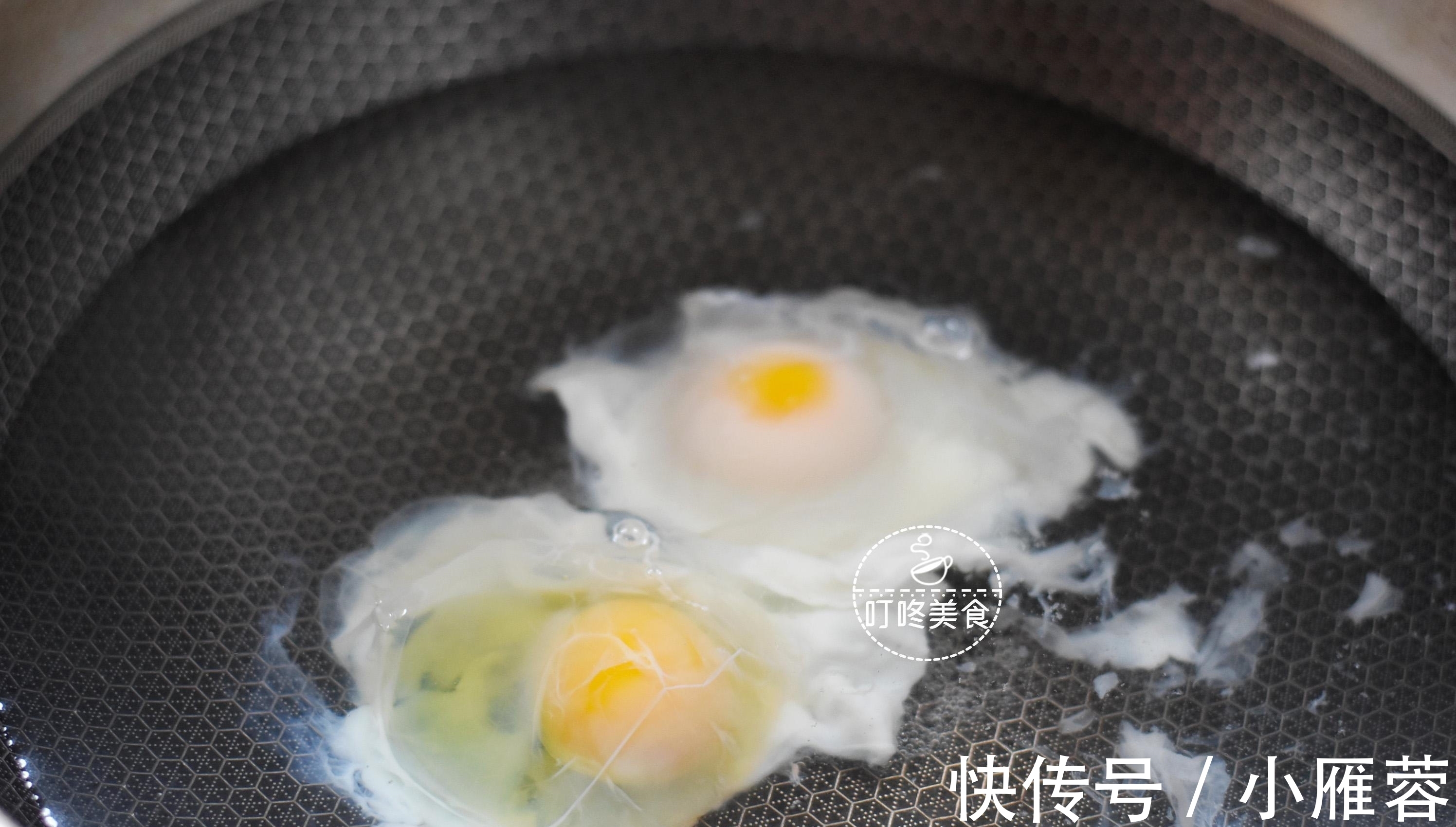 火关|水煮荷包蛋，煮不圆还冒白沫？学会这个小窍门，保准完整还不粘锅