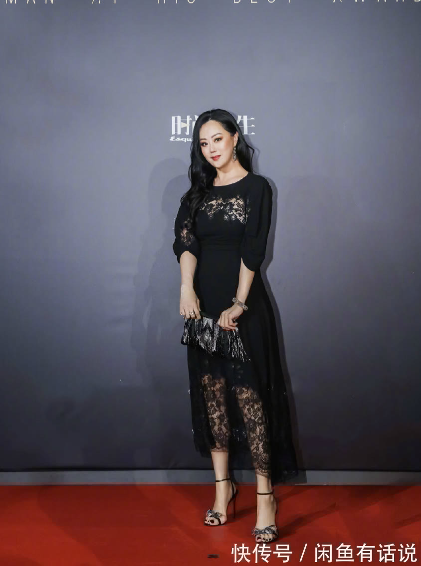 单品|章小蕙真壕,戴的项链钻石一颗比一颗大,配黑色礼服贵妇范十足