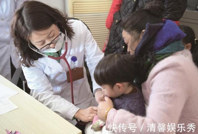 孩子|奶奶送孙女祖传银手镯,手镯一天比一天亮,医生怒斥:赶紧摘掉
