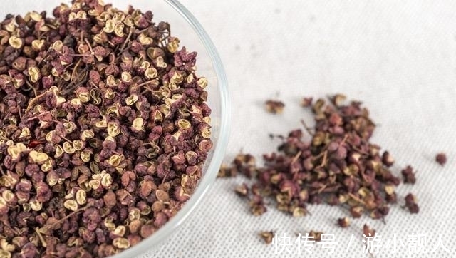 湿气|睡前将3个药材放在肚脐上,就能驱寒除湿,预防百病!