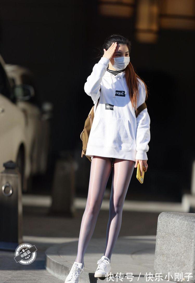 连衣裙|温柔的浅棕色背心上衣，搭配复古喇叭裤，造型变得大方美丽