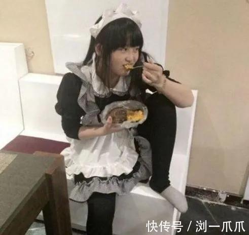 |搞笑GIF:利用废弃袋子自制了一条内裤