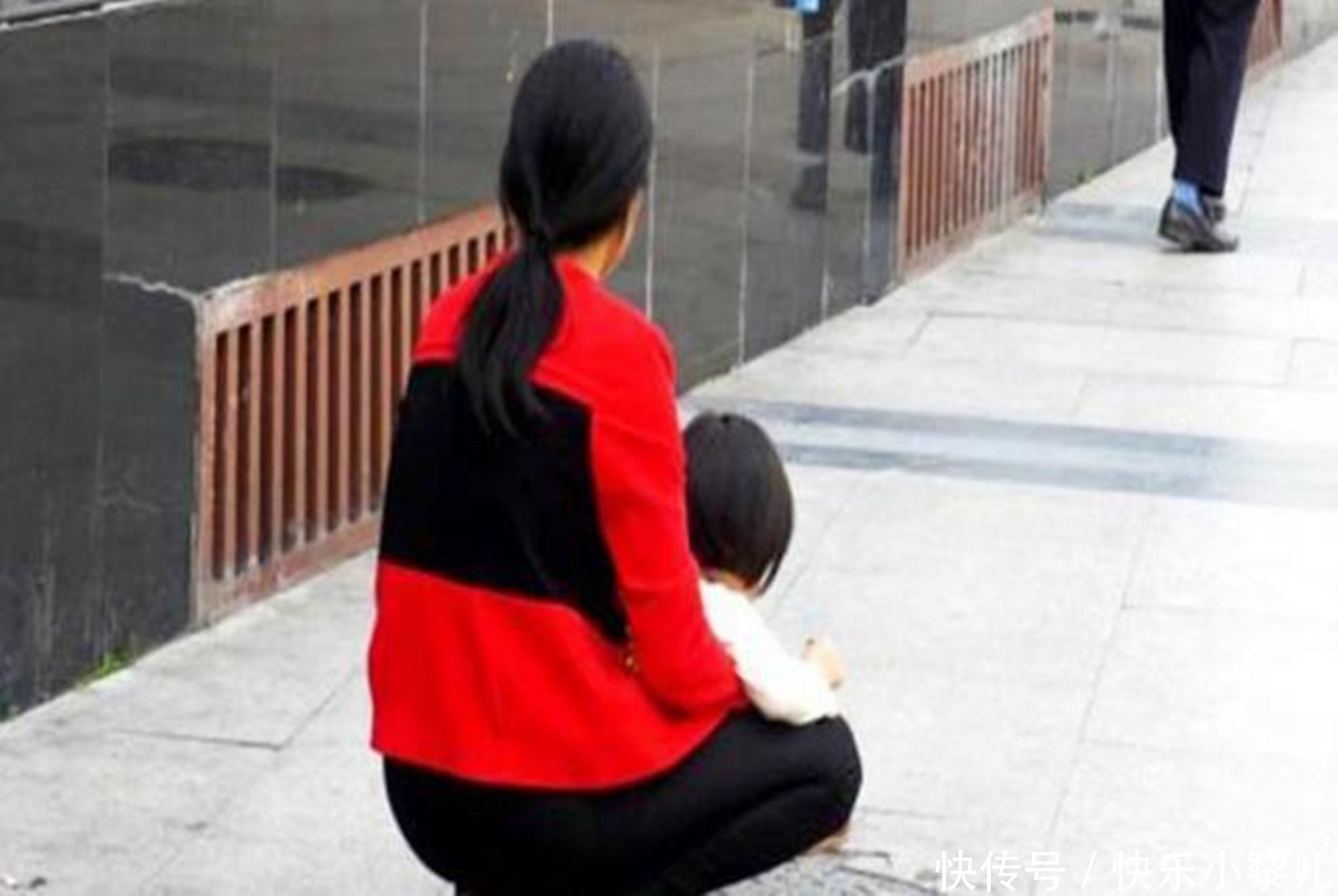 宝宝|“新型把尿”蔓延,年轻爸妈以为是科学育儿,伤娃排尿系统不自知