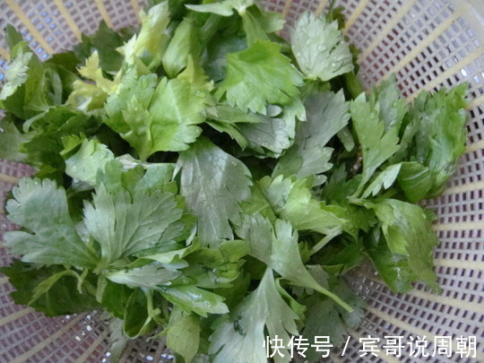 芹菜|高血压的“克星”找到了,就藏在厨房,饭菜中加点,血压慢慢平稳