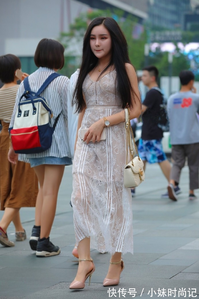 吊带裙|街拍: 小姐姐白色蕾丝吊带裙穿搭, 温柔又气质, 越看越喜欢!