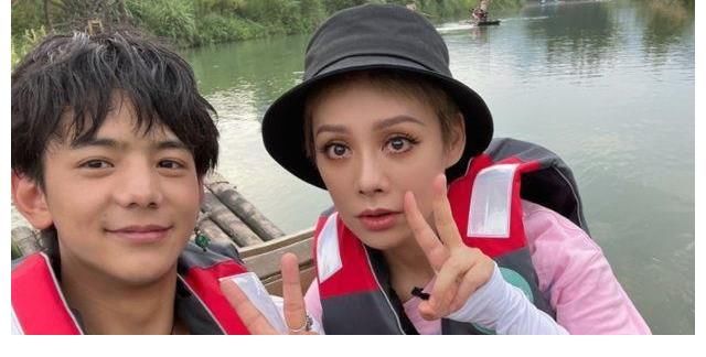 合影|《中餐厅》宁静丁真齐晒合影，换了造型师的丁真，果然气质也变了