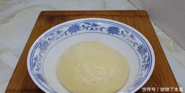 面粉别只会蒸馒头了,加3个鸡蛋,做出创意小吃,比蛋糕油条好吃