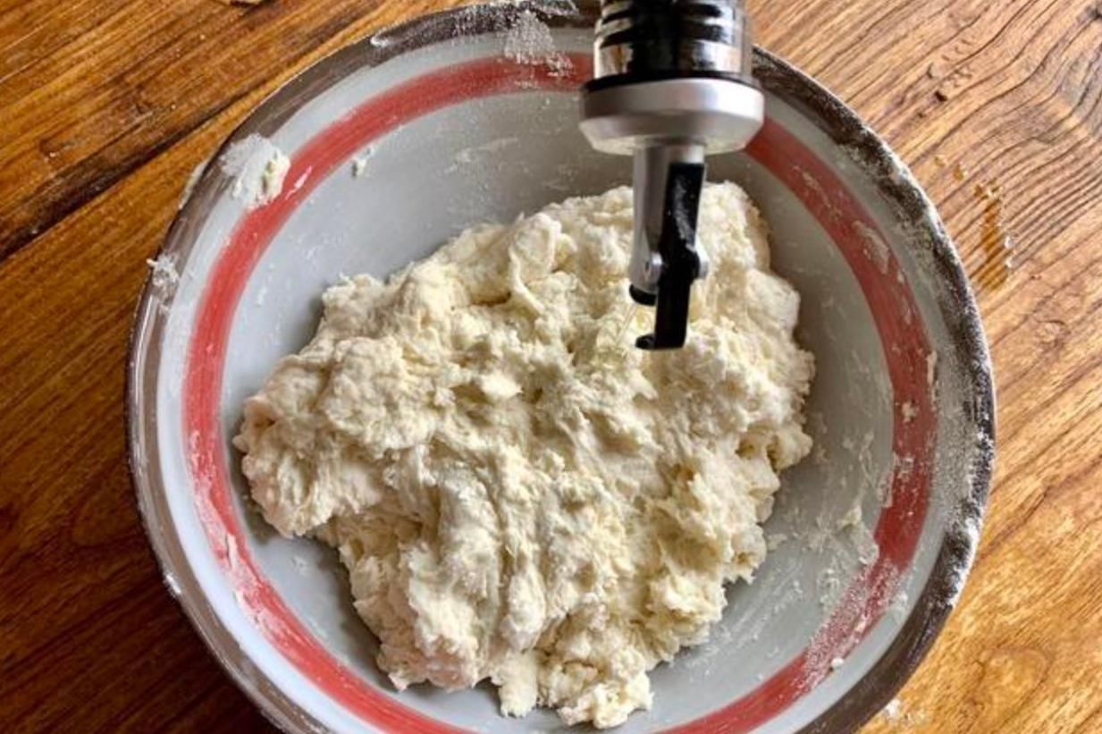 为啥你做的烙饼又干又硬?学会这招,烙好的饼层次分明、薄如纸