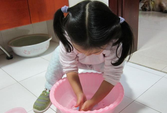 父母|磨蹭的孩子有隐藏优点,反复催促他效果不大,父母该如何做?