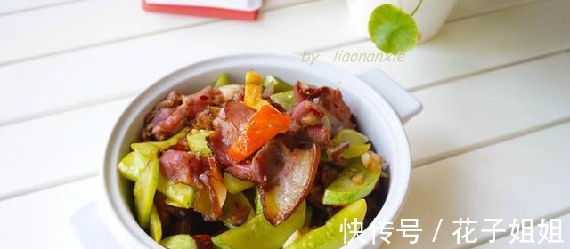 米饭|夏季吃腊肉，跟它是绝配，简单一炒特别抢手，米饭都要多吃一碗！