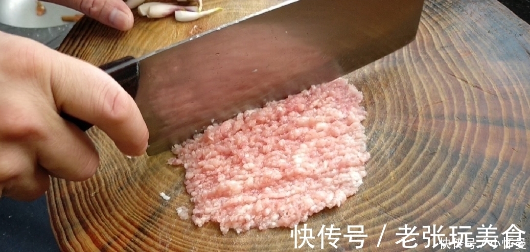 豆腐中打入2个鸡蛋，没想到这么好吃，鲜嫩味美，上桌汁都不剩