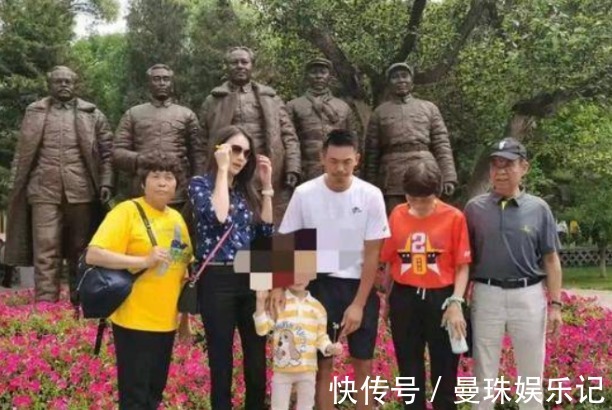 谢杏芳|林丹一家六口出游,夫妻俩表情淡漠,儿子已长到爸爸腰部