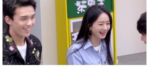 節目|趙麗穎離婚后綜藝首秀,與何炅大方牽手,難道不考慮吳磊的感受嗎