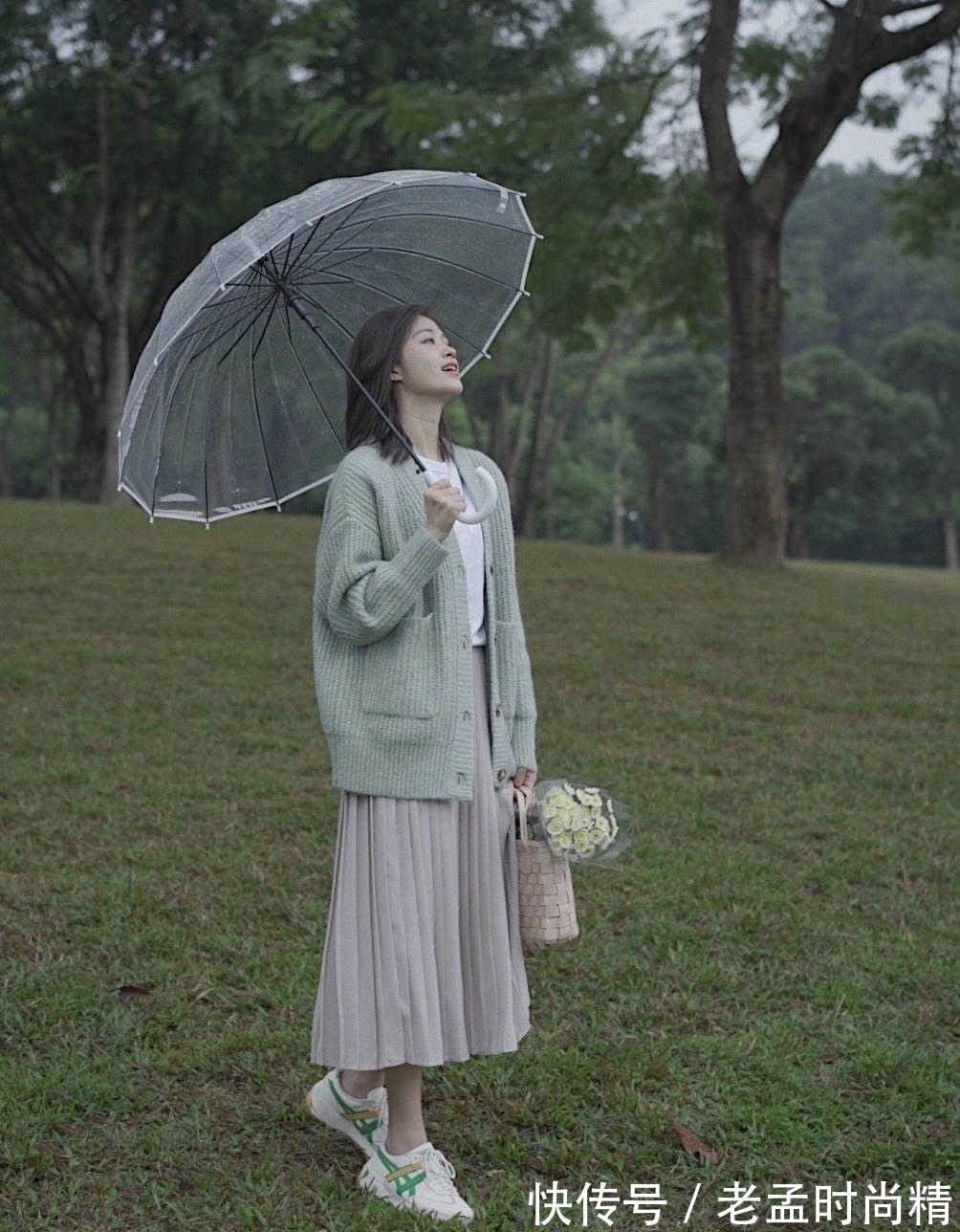 针织|街拍:25+小姐姐用一身青绿针织衫配百褶裙,诠释什么叫优雅温柔