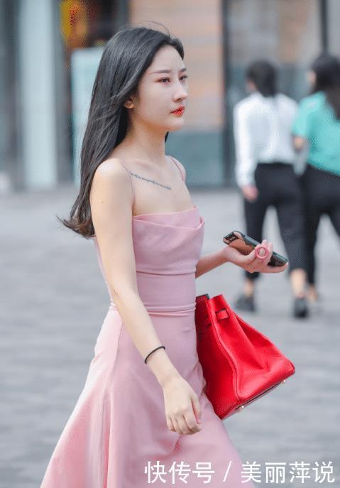美女街拍肤白貌美的小姐姐,穿搭粉色抹胸连衣裙,尽显仙女般的好气质