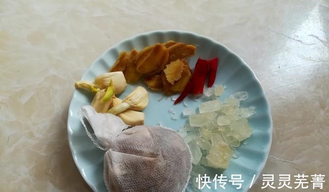 做卤菜时，牢记“1分2煮3泡”，鲜香入味，家人吃得很满足！