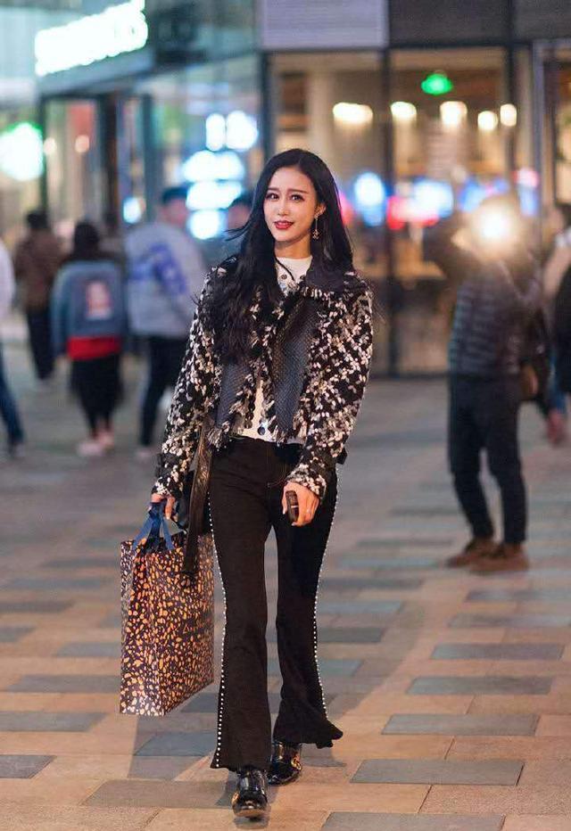 牛仔裤 蓝色卫衣外搭羽绒服,加上一条休闲牛仔裤,简约风格装扮