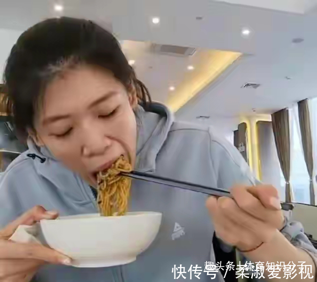 郎平|吃肉吃虾喝可乐!李盈莹不受郎平监督管不住嘴,女排主攻白减肥了