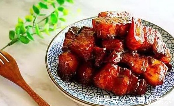 做红烧肉时，先放盐还是先放糖顺序搞错，所以不好吃
