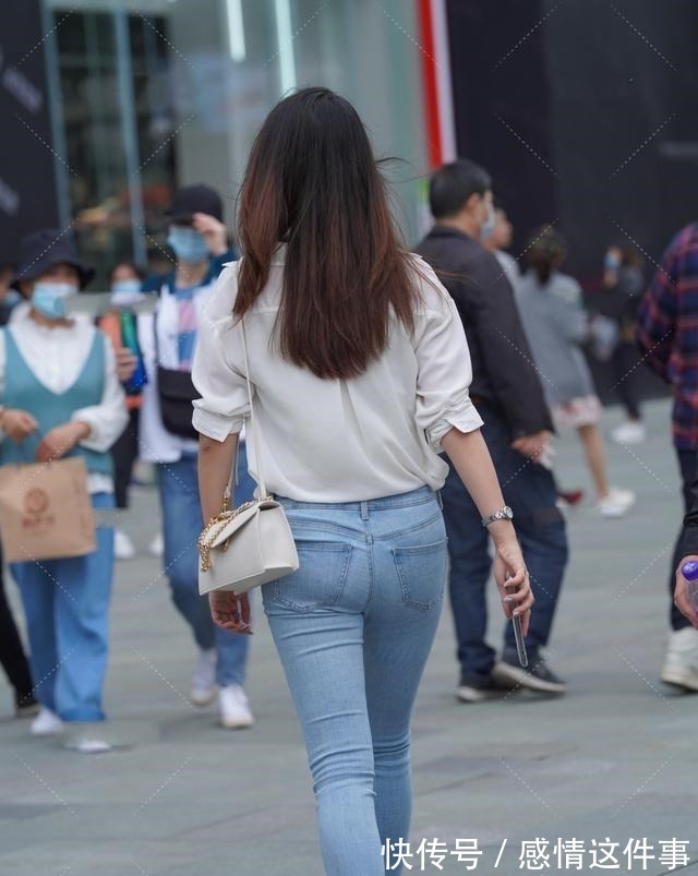 打底裤 白色温柔长袖搭配浅色中腰牛仔裤,轻熟风格,具有青春时尚感!