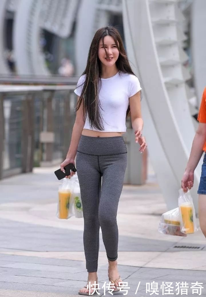 T恤|街拍美女:小姐姐灰色打底裤配紧身T恤,洋溢着完美气质