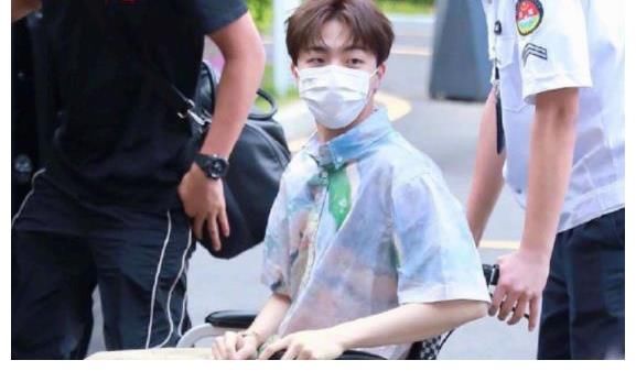 蔡徐坤|同選秀出道，冠軍蔡徐坤將開(kāi)個(gè)人演唱會(huì)，季軍陳立農(nóng)坐輪椅惹人疼