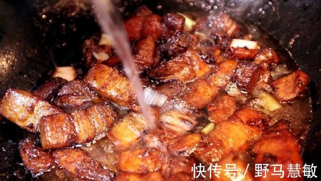 五花肉|做红烧肉,记住“整焯、2炒、加3水”,肉块肥而不腻,入口即化