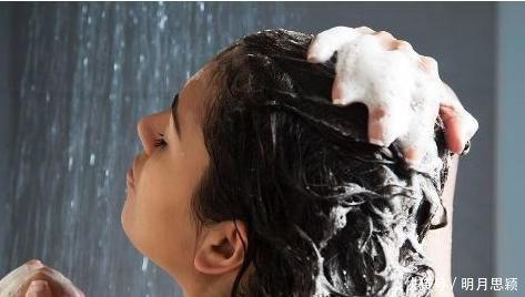 女性头发多久洗一次最好?洗头常犯的4个错误,很多人都避免不了
