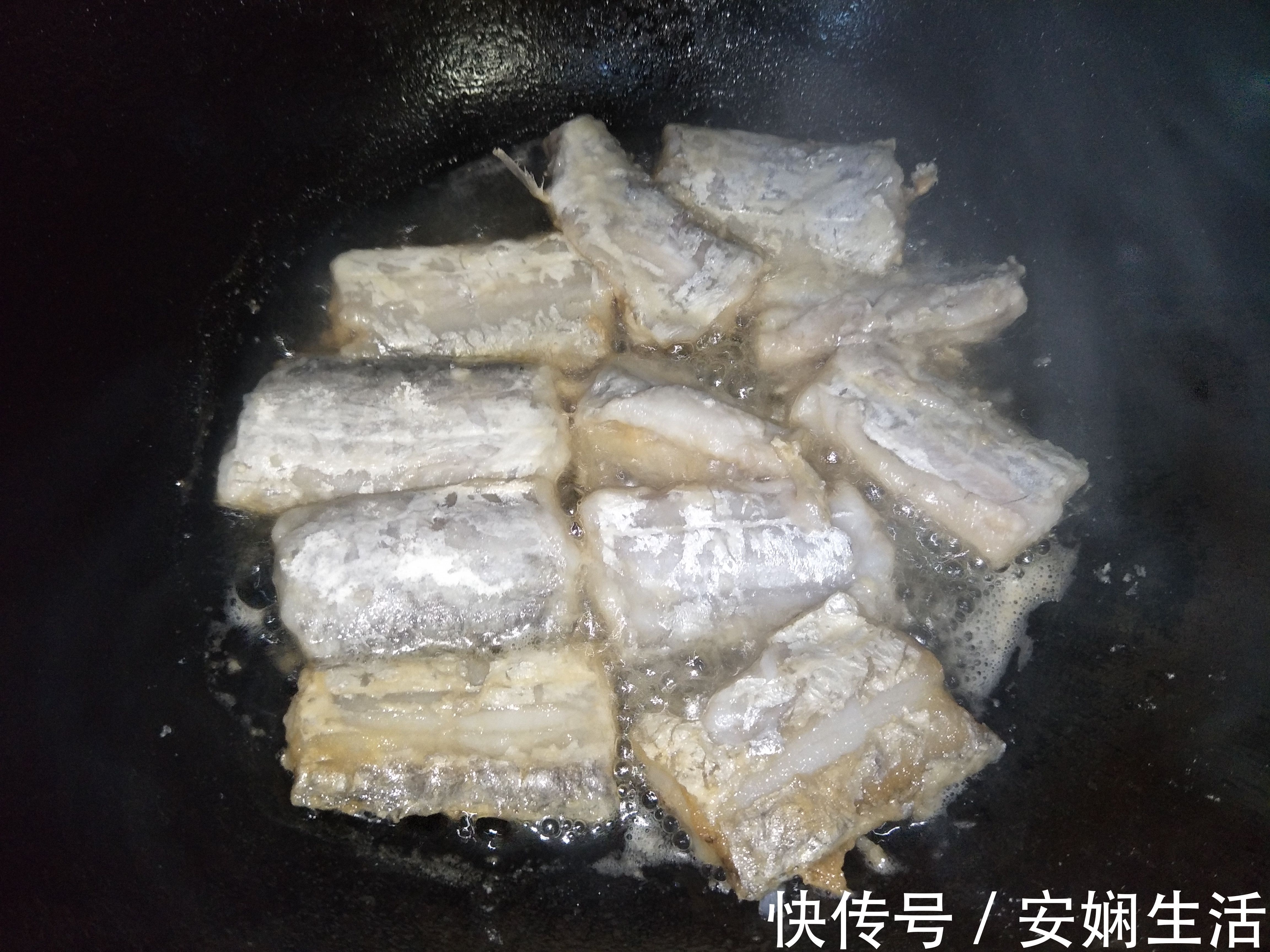 冬天煎带鱼时，别挂面糊了，简单蘸一蘸，出锅酥到掉渣