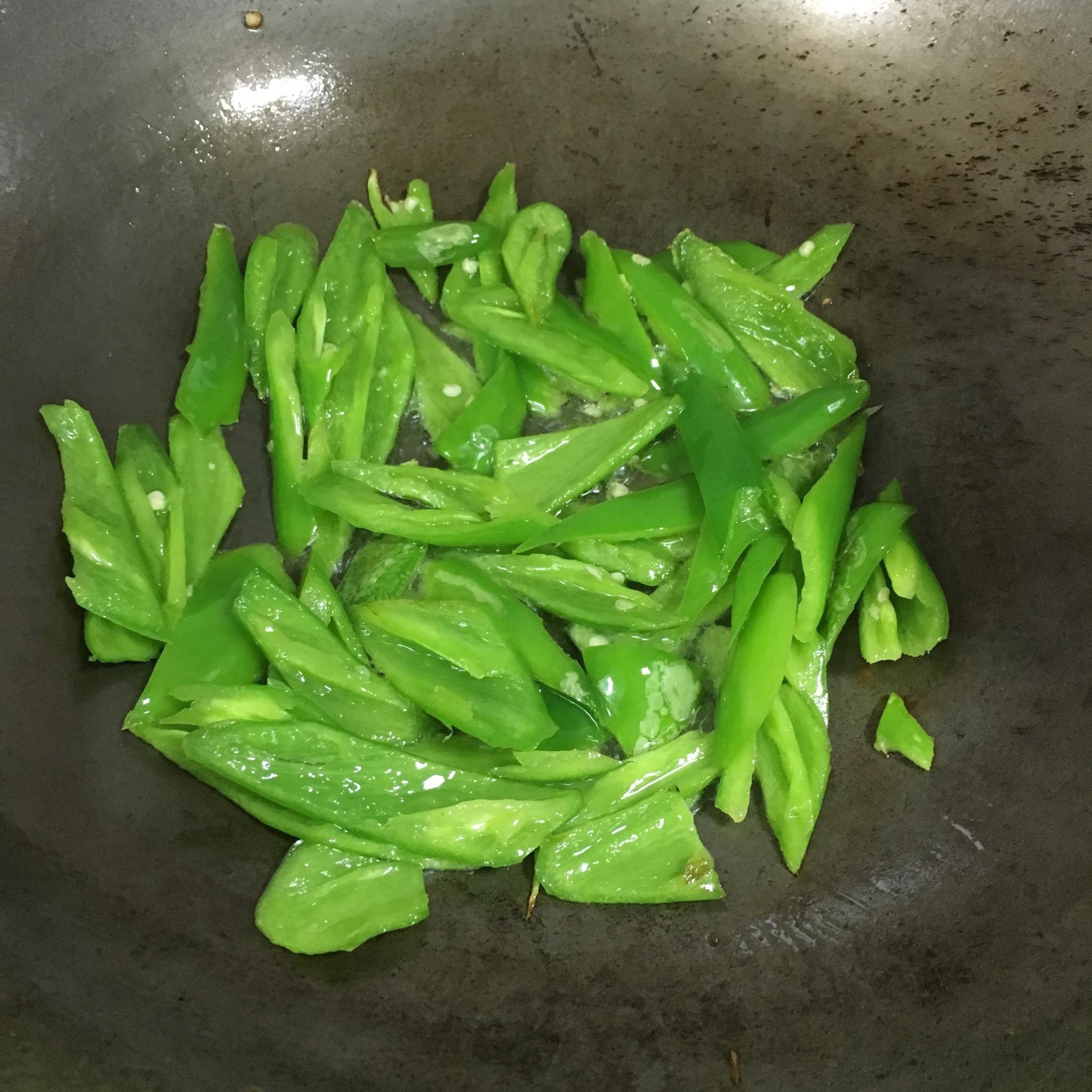 好吃又好看的青椒炒蛋,香气浓郁、营养丰富,成本只要几块钱!