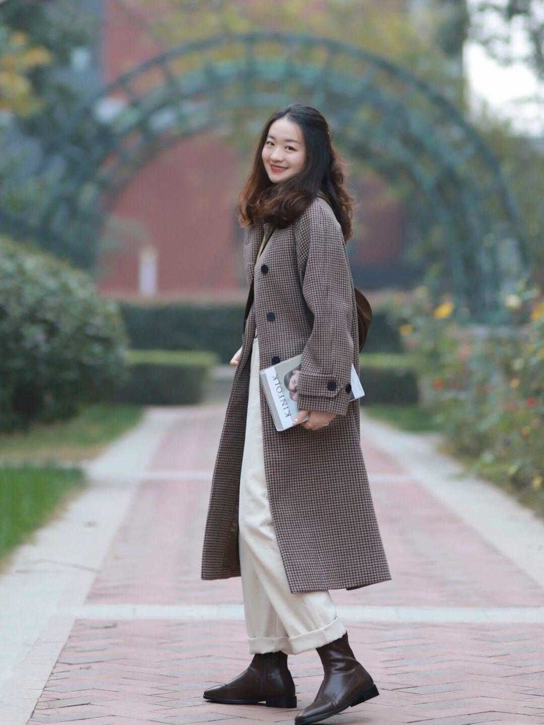 大衣 中年女性别乱穿衣,用大衣搭配这几件下装,精致显瘦又减龄