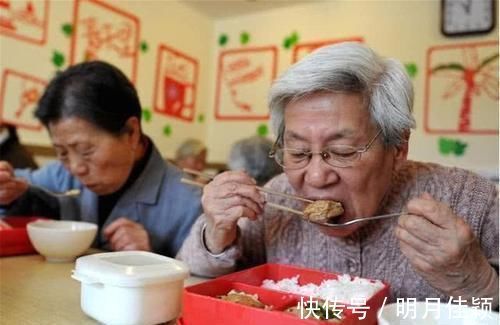 中老年人|无论男女，过了60岁后想长寿，2件事尽量少做，再喜欢也要忍住