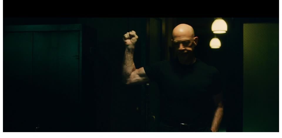 《爆裂鼓手》开场镜头，如何通过剪辑画面塑造紧张的情绪？