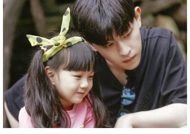 8岁阿拉蕾同框董力，“小山竹”近照曝光，邓伦宠爱的女孩长大了