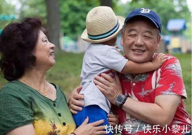 姥姥|姥姥带娃现象成常态,背后藏着“心理偏心”,不怪奶奶不愿带