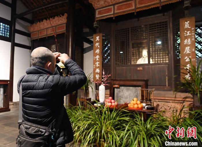 祭拜|成都民众 “人日”祭拜诗圣杜甫