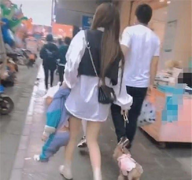 小姨|“最豪横小姨”火了，左手牵狗右手提溜熊外甥，网友：应聘小姨夫