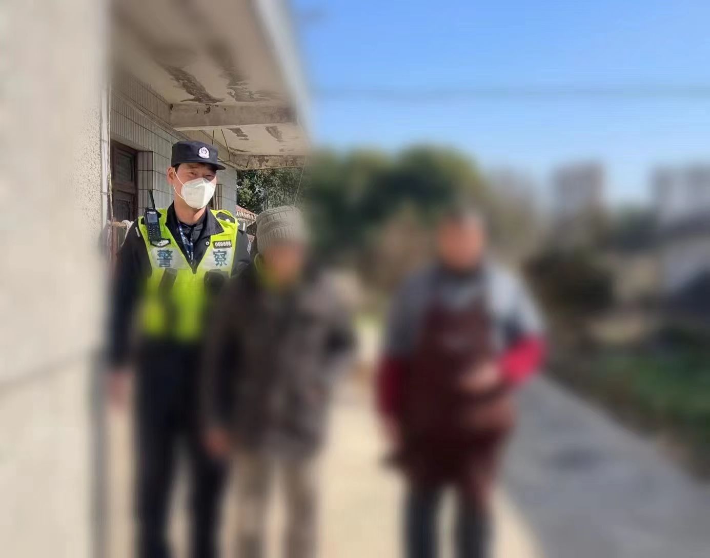 两名老人独行遇险，民警及时救助