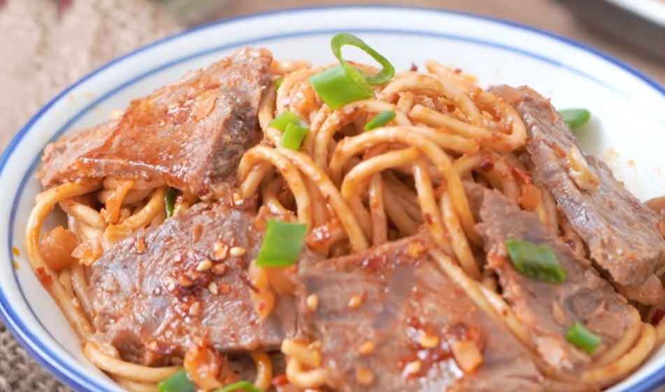 1分钟学会这道豪华版热干面，香辣美味，面条筋道，太过瘾了