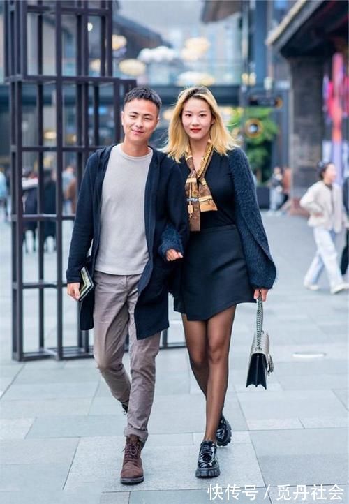 喇叭裤|路人街拍,小姐姐选择了清纯的白色,显得时髦又好看