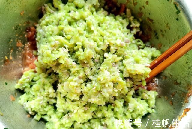 搅拌均匀|夏天，这菜2块钱一斤，包饺子一定要多加1步才好吃，娘俩吃了60个