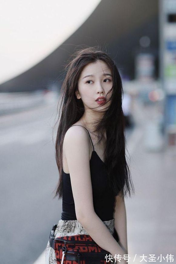 吊带|美女街拍:朴素大方的穿搭,也能展示你的好身材,还能凸显优雅的气质