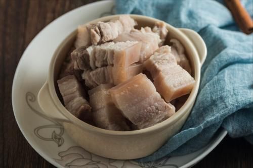 做红烧肉，不放水也不放油，大厨教你正确做法，鲜嫩软糯不油腻