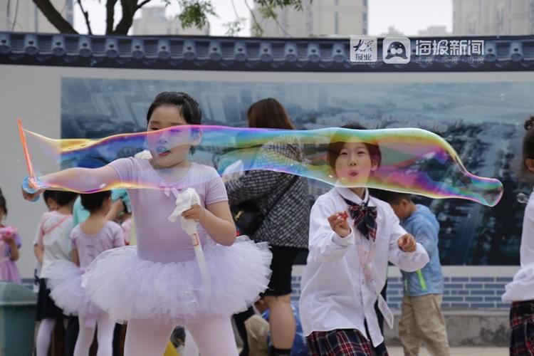 新闻记者|泡泡大作战 青岛胶州市第六实验小学花样庆“六一”嗨到“冒泡”
